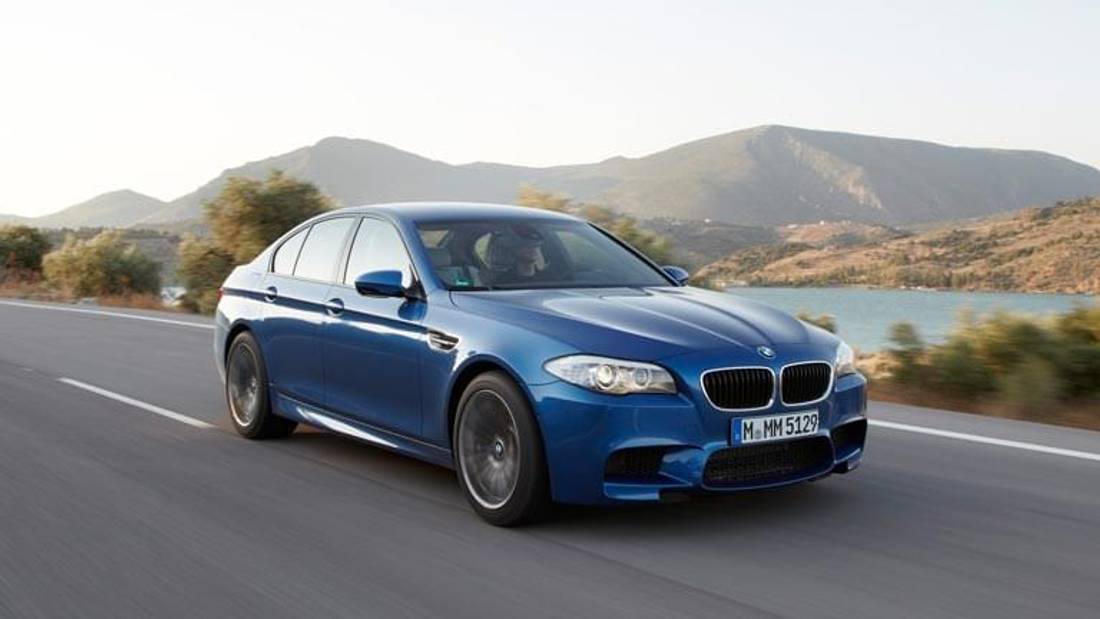 BMW M5 vedere din lateral