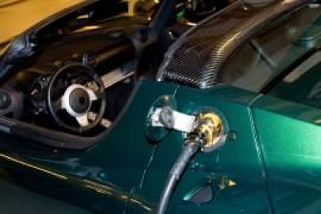 Tesla Roadster şi cablul de încărcare