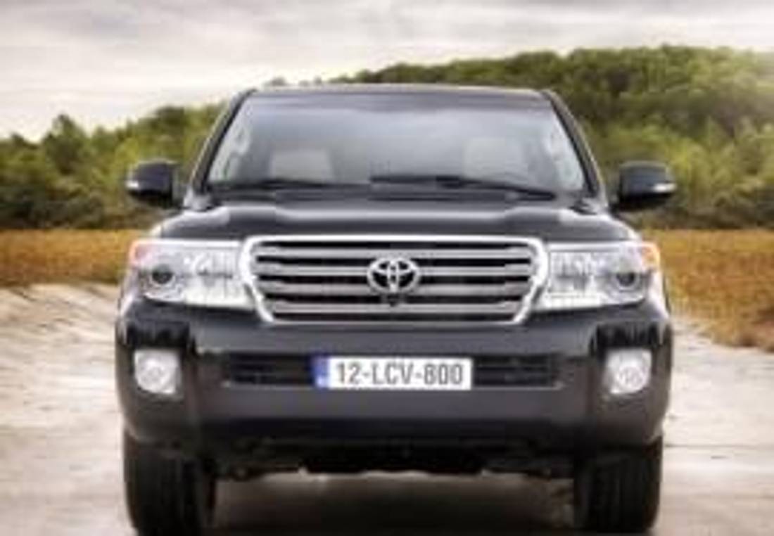 Toyota Land Cruiser privită din faţă