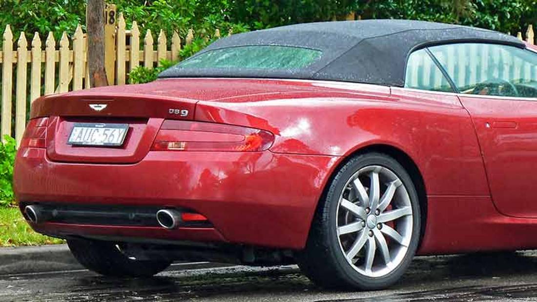 Aston Martin DB9 vedere din spate