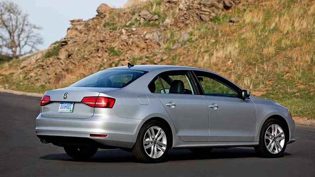 Volkswagen Jetta privind din lateral