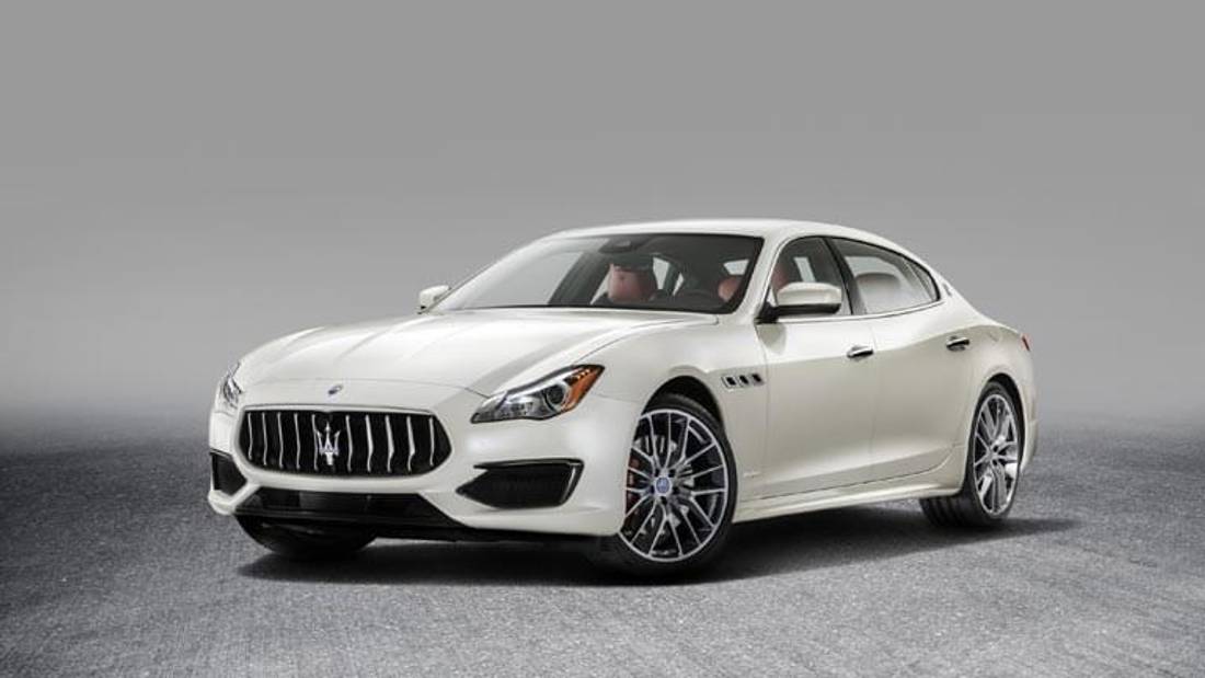 Maserati Quattroporte privit din fata