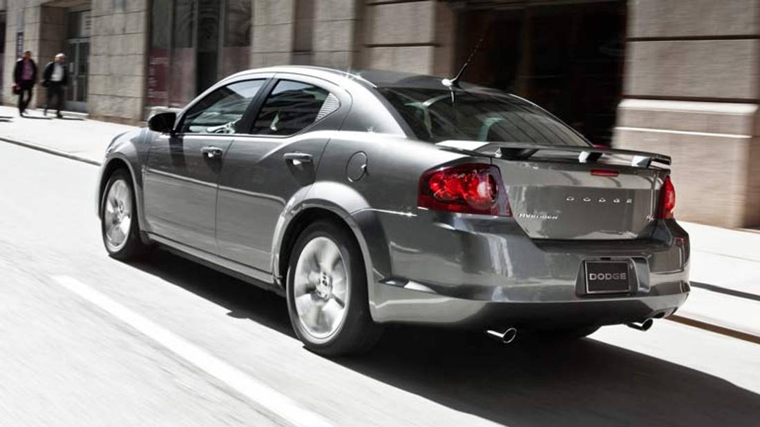 Dodge Avenger privit din spate