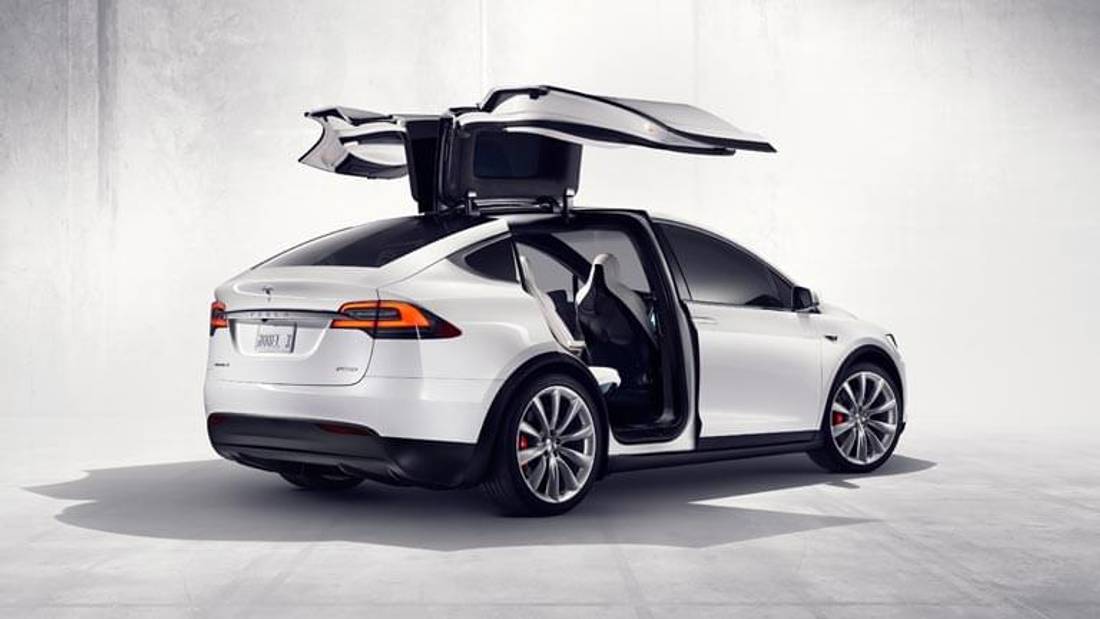 Tesla Model X vedere din spate