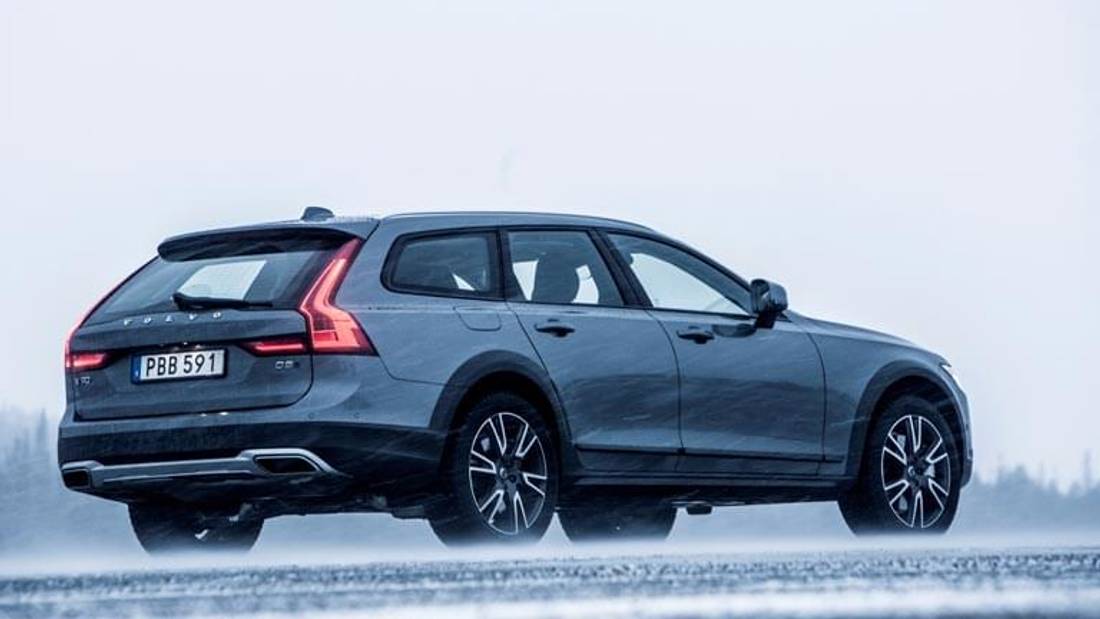 vedere din spate Volvo V90