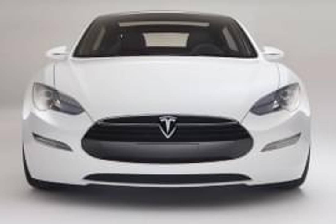 Tesla Model S privită din faţă