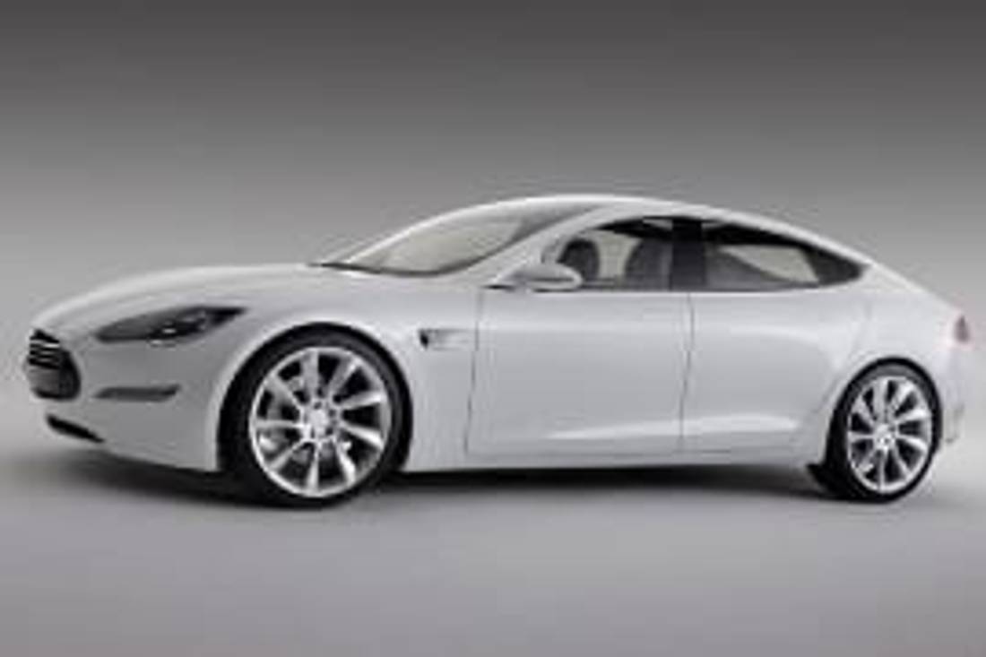 Tesla Model S privită din lateral
