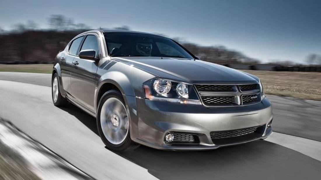 Dodge Avenger privit din fata