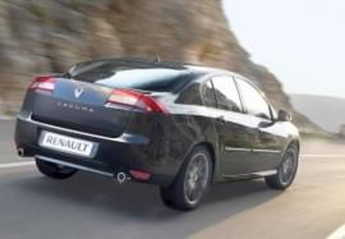 Renault Laguna privit din spate