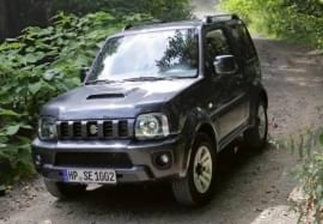 Suzuki Jimny privit din faţă