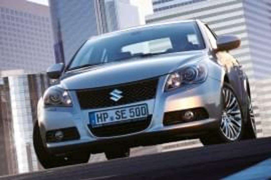 Suzuki Kizashi privit din faţă