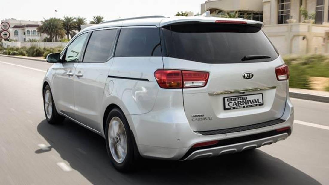 Kia Carnival vedere din exterior