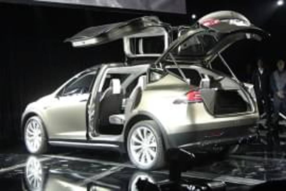 Tesla Model X cu uşile din spate deschise