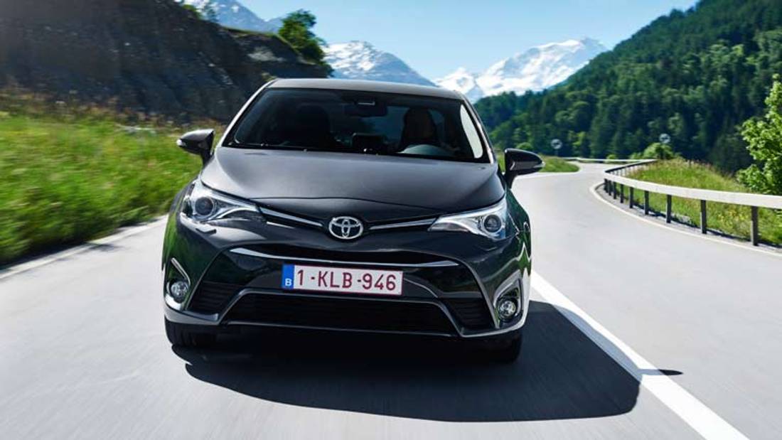 vedere din fata Toyota Avensis