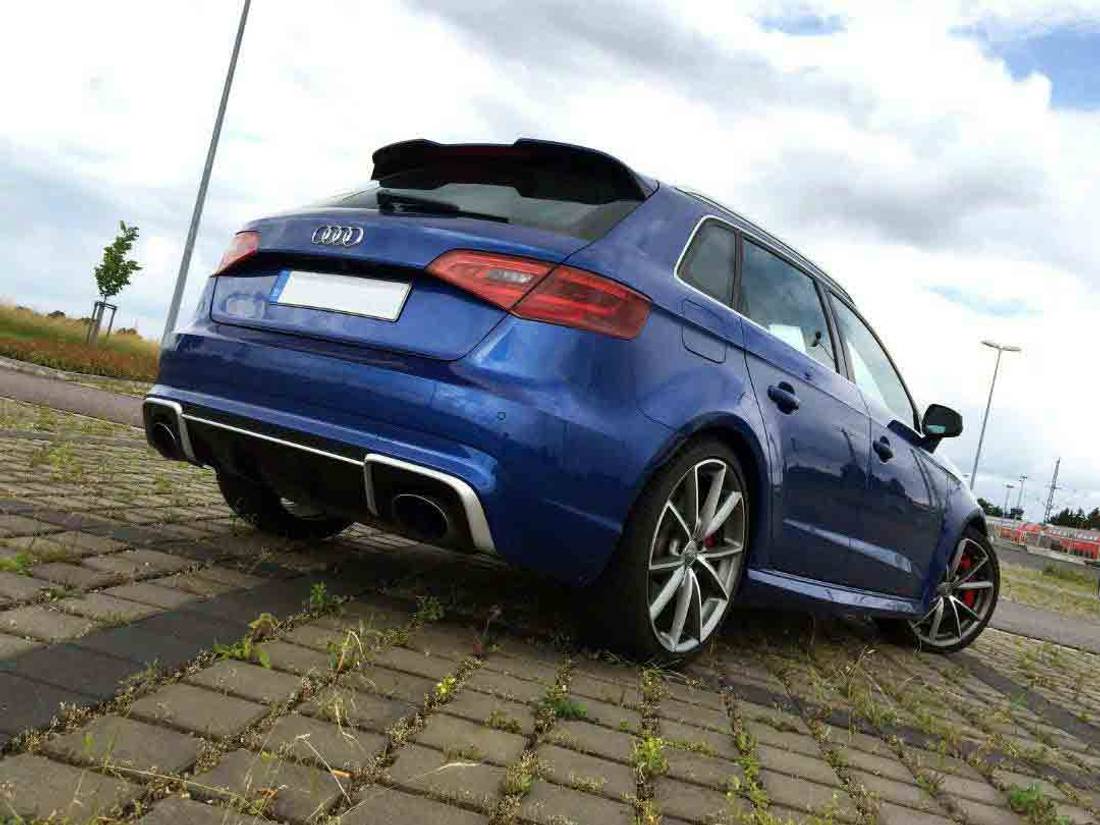 Spatele unui Audi RS3 albastru