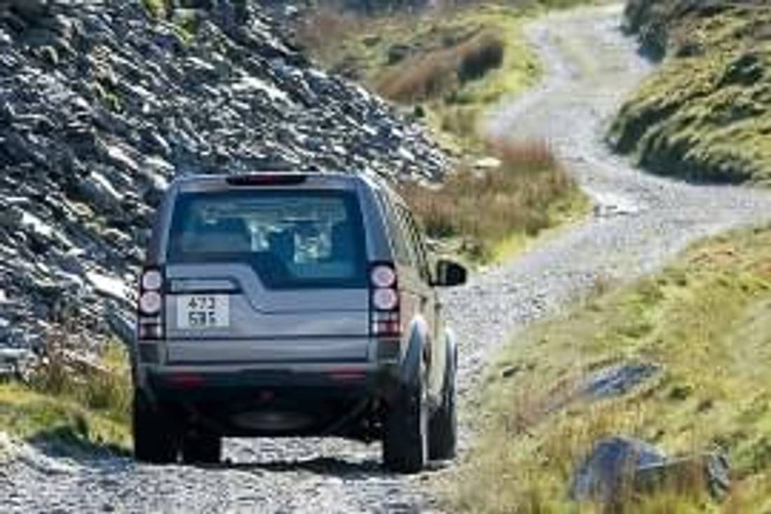 Land Rover Defender pe pistă