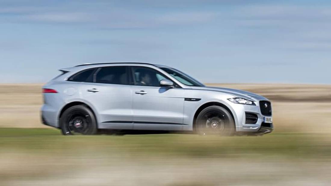 Jaguar F-Pace privit din lateral