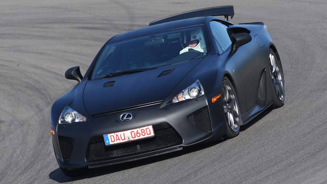 Lexus LFA vedere din exterior