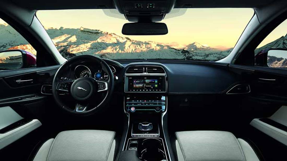 interiorul Jaguar XE