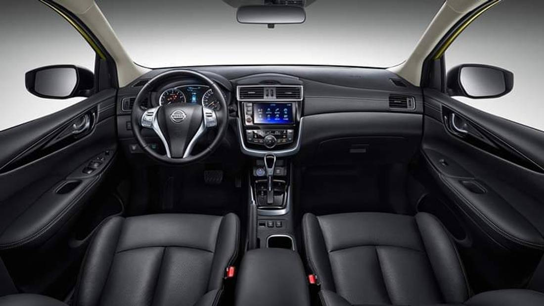 interiorul Nissan Tiida