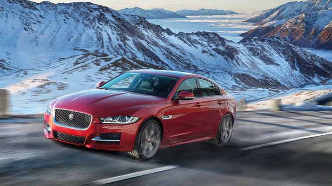 Jaguar XE privit din fata