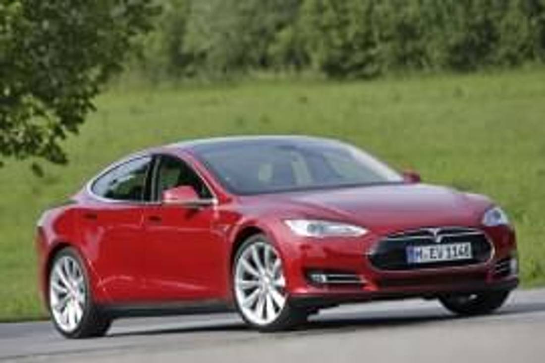 Tesla Model X P85+ privită din faţă