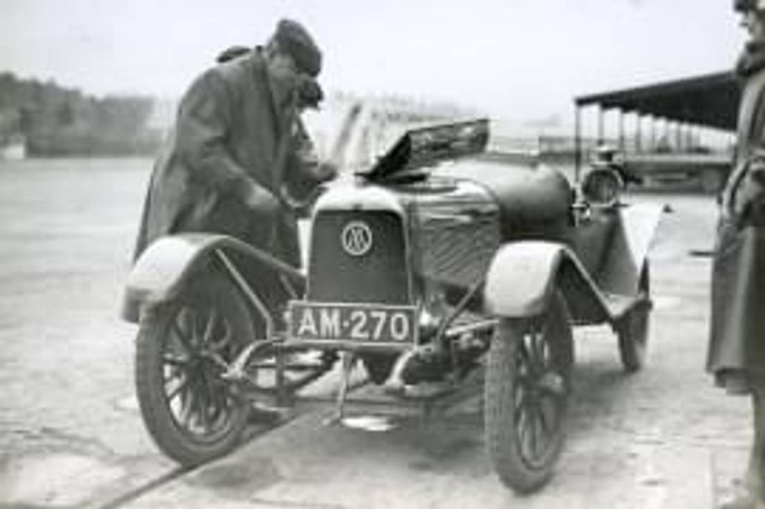 Aston Martin - fondatorul Lionel Martin pe pista Brooklands în 1922.