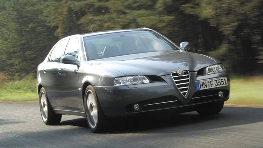 Alfa Romeo 166 vedere din exterior