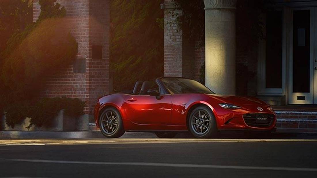 vedere din lateral Mazda MX-5