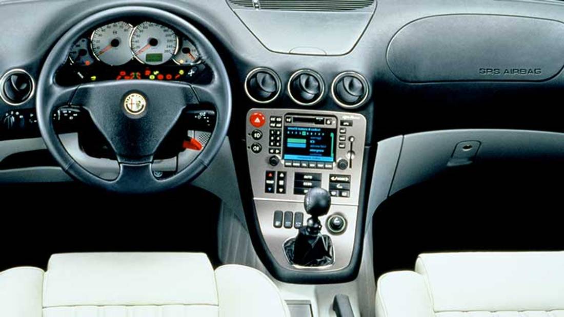 interiourul Alfa Romeo 166