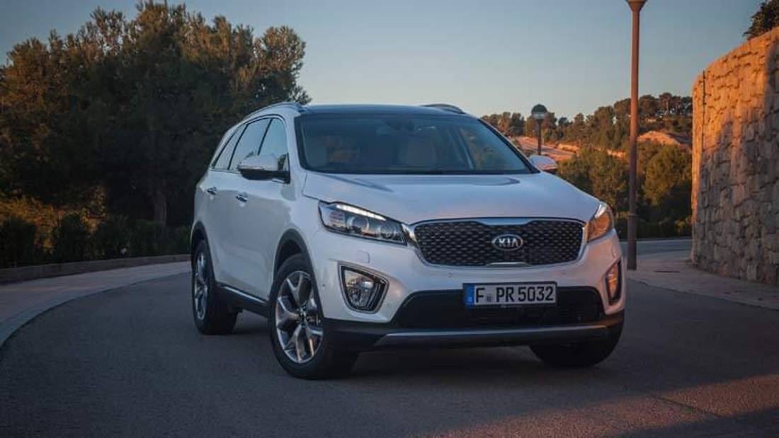 Kia Sorento privit din fata