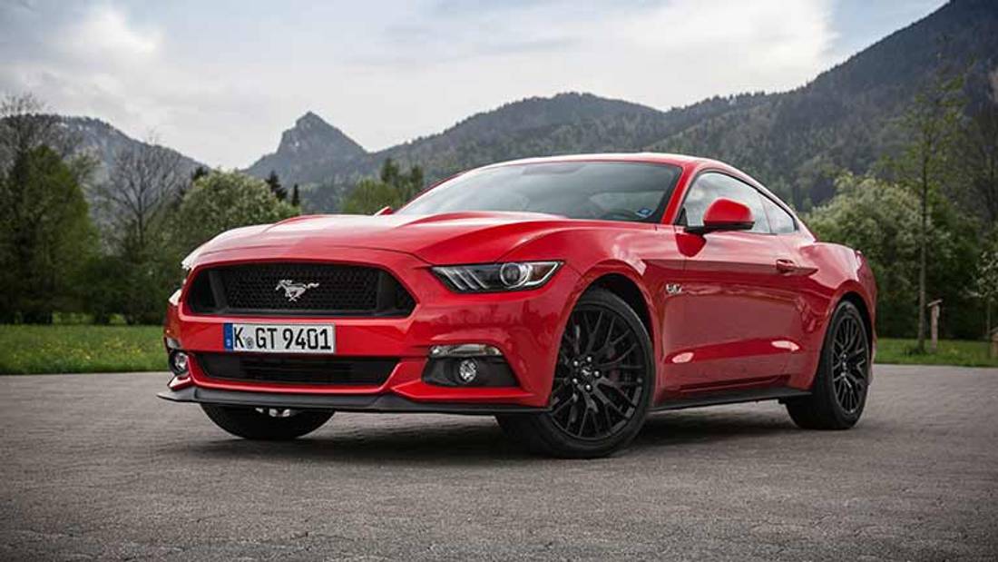 Ford Mustang privit din fata