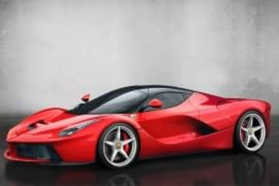 Ferrari LaFerrari privit din faţă