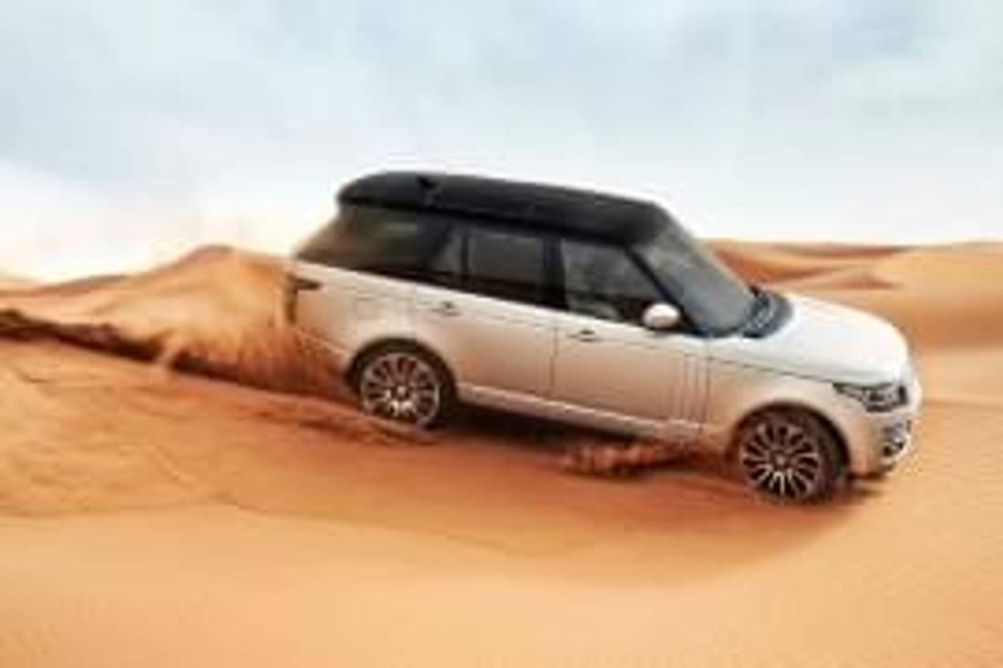 Range Rover în deșert