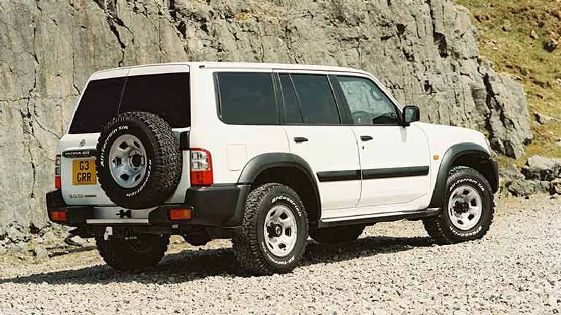 Nissan Patrol vedere din spate