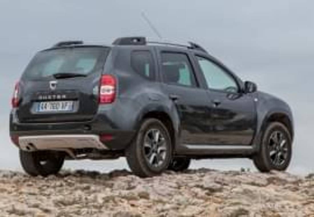 Dacia Duster privită din spate