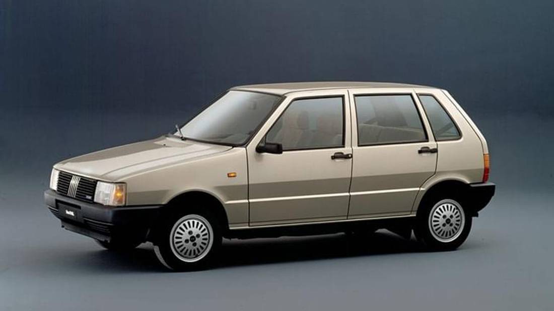 Fiat Uno privit din lateral