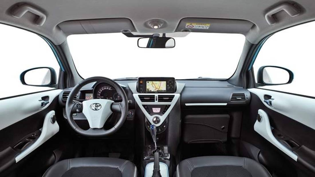 interior Toyota iQ