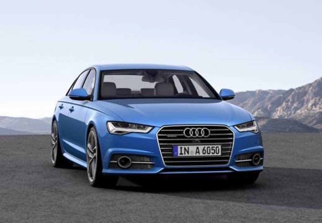 Audi A6 albastru din faţă