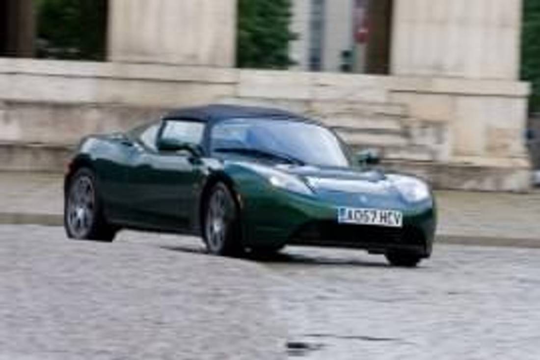 Tesla Roadster privită din faţă