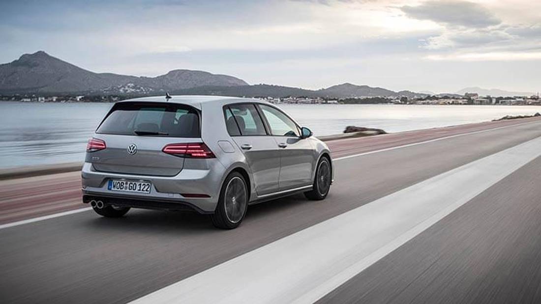 Volkswagen Golf privit din spate