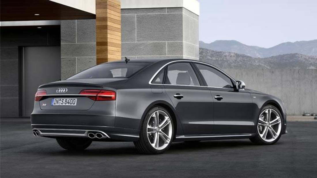 Audi S8 privit din lateral