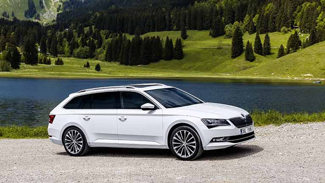 Skoda Superb combi vedere din lateral