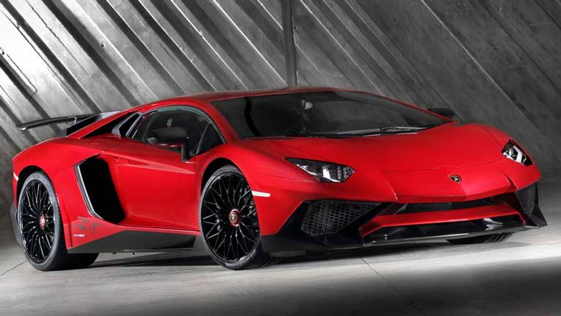 Lamborghini Aventador din exterior