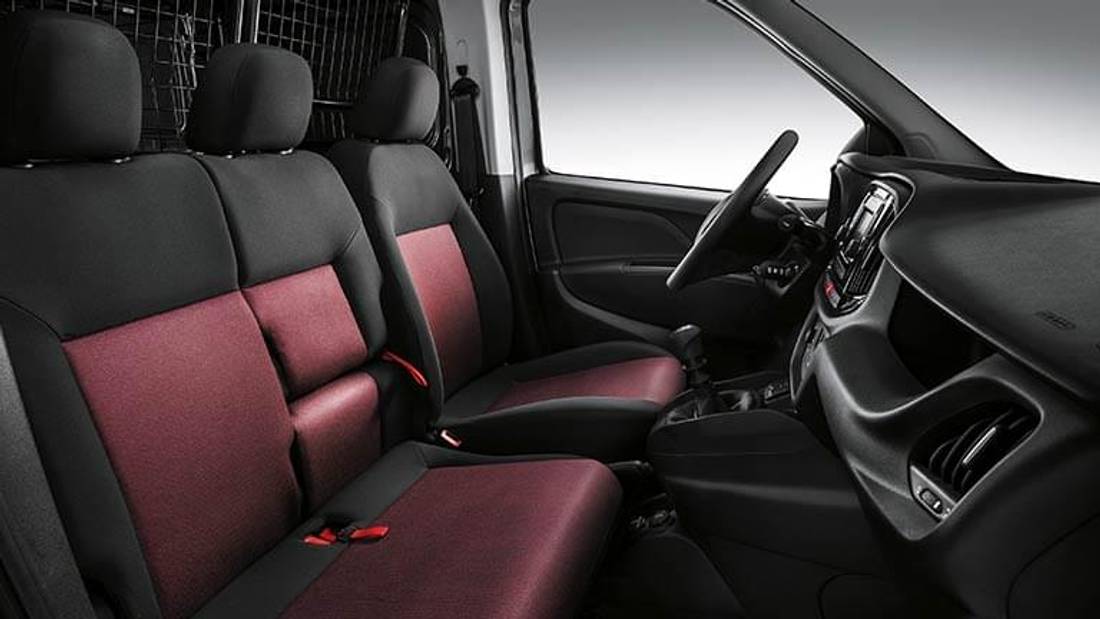 Fiat Doblo rosu interior