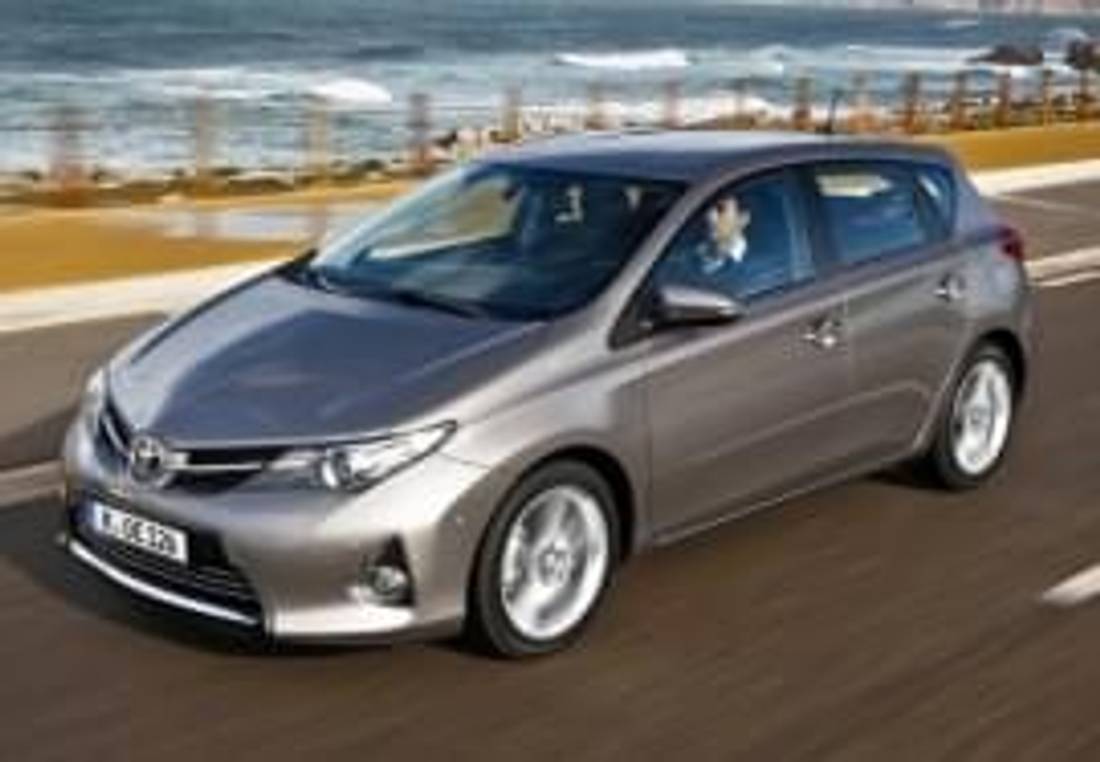 Toyota Auris privită din faţă